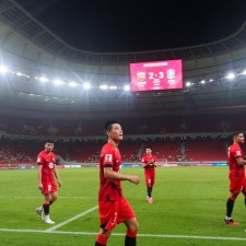 爱游戏APP-广州恒大主场失利，亚冠之路岌岌可危！()